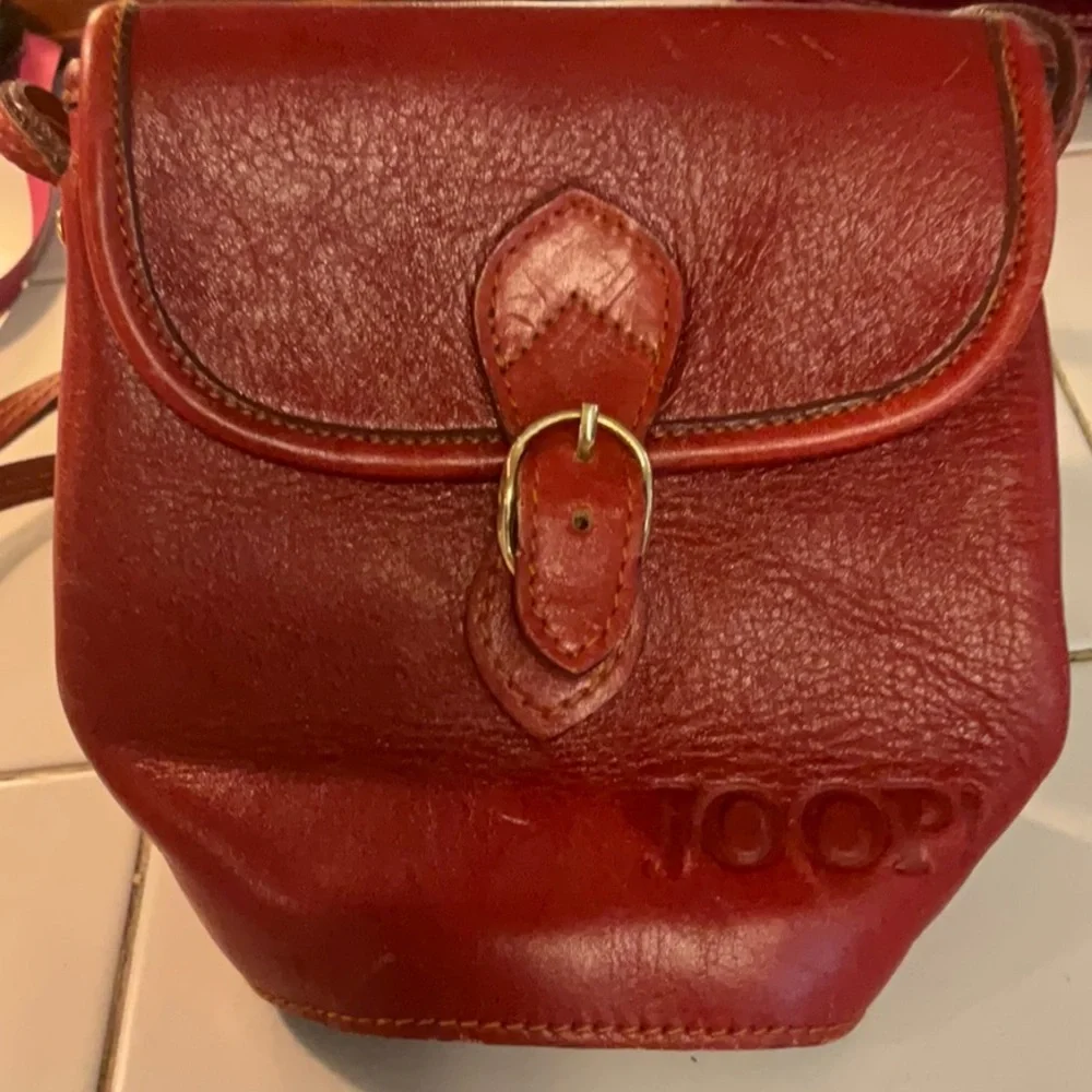 Red Crossbody Bag with Classic Leather Craftsmanship - Picture 1 of 4